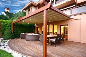 Holz-Terrassendächer oder Aluminiumüberdachungen