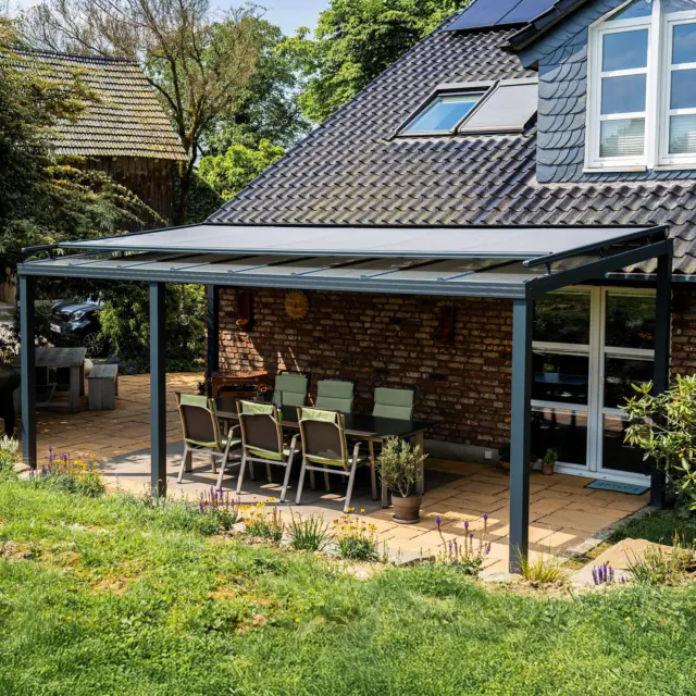 Ein traumhafter Rückzugsort unter freiem Himmel, ideal für entspannte Stunden voller Genuss.

Mit dieser stilvollen Überdachung wird die Terrasse zum absoluten Lieblingsplatz, den man bei jedem Wetter und zu jeder Jahreszeit in vollen Zügen auskosten kann.

#Terrassenüberdachung #OutdoorLiving #Gartenliebe
#Wohlfühloase #ZuhauseGenießen #terrassengestaltung 
#gartengestaltung #poolüberdachung
#hausbau2025 #glasdach #vordach